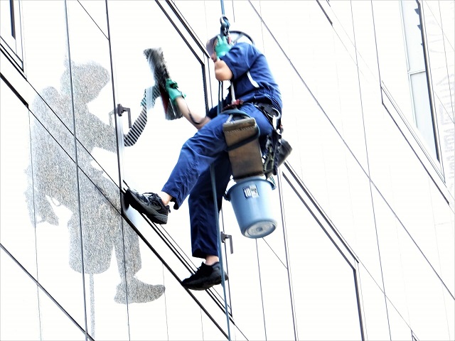 高層ビルの窓ガラス清掃